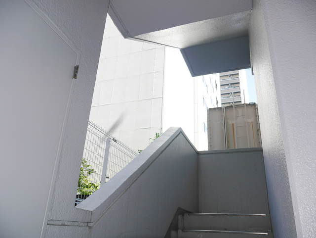 マンション共用階段　侵入防止柵取付工事　施工事例　名古屋市中区